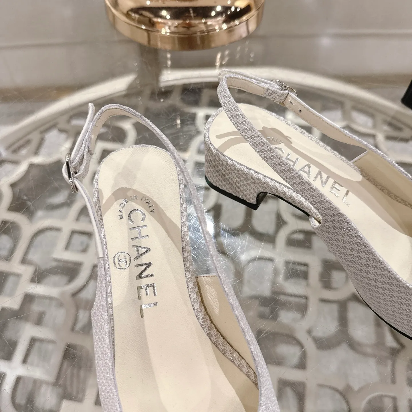 👟👟Ex-factory price 540👟👟 Chanel 𝟐𝟎𝟐𝟓SS spring and summer new double C button Mary Jane 🆕 Xiaoxiang𝐂jia's beautiful Mary Jane sandals are so sweet that they are so beautiful that they have a round square toe design. Cute and cute ~ metal/button logo. The appearance is super online. When you wear it, you will feel like a wealthy daughter. I thought it looked good only when I put it on my feet, I realized how easy it is to wear ~ Upper: Customized lambskin Lining: Sheepskin Outsole: Genuine leather outsole imported from Italy Code number: 35-42 (customized on 40.41.24, non-refundable) Packaging: The latest gift box packaging at the counter
